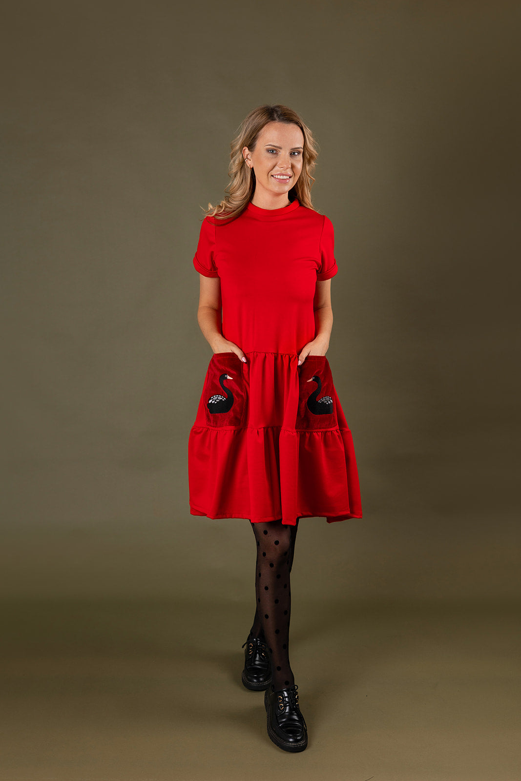 Red viscose knitted dress with black swan embroidery / trapeze