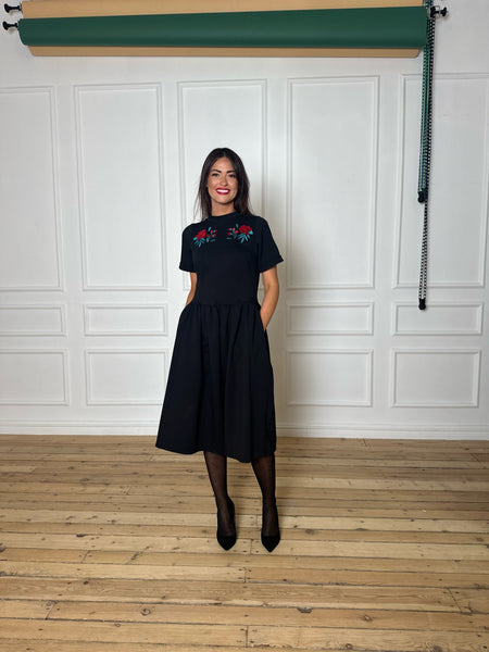 Black viscose knitted dress with peony embroidery