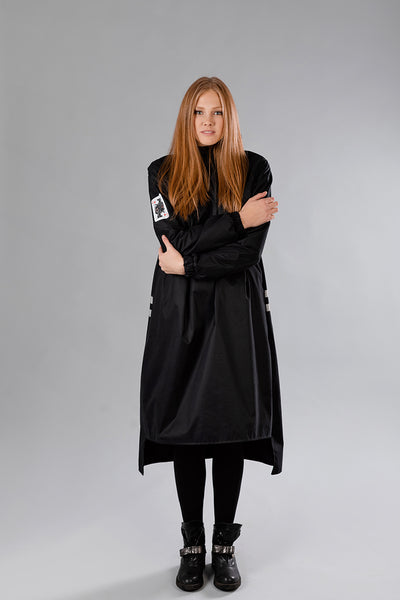 Black raincoat / Queen of Hearts