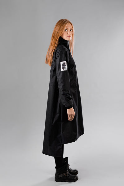 Black raincoat / Queen of Clubs