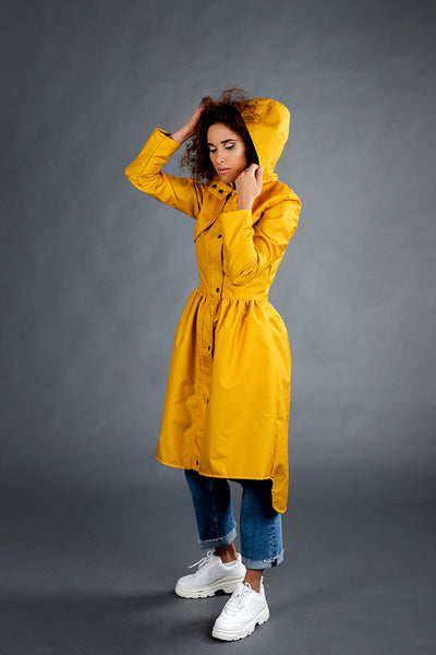 Mustard raincoat / Tale