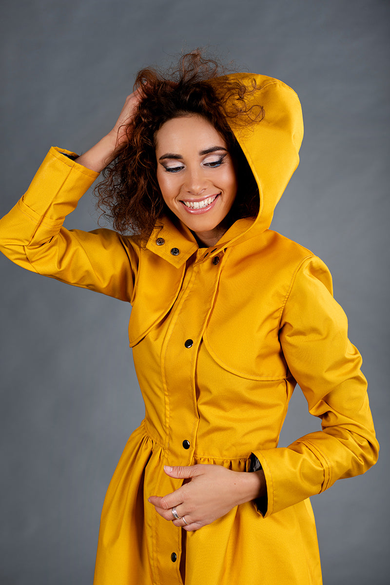 Mustard raincoat / Tale