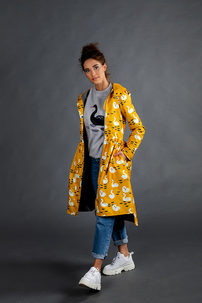 Mustard raincoat with Swans print / Tale