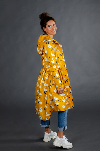 Mustard raincoat with Swans print / Tale